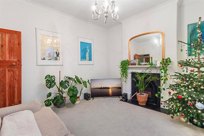 2 Bedroom Flat To Rent In Dumbarton Road, London, SW2