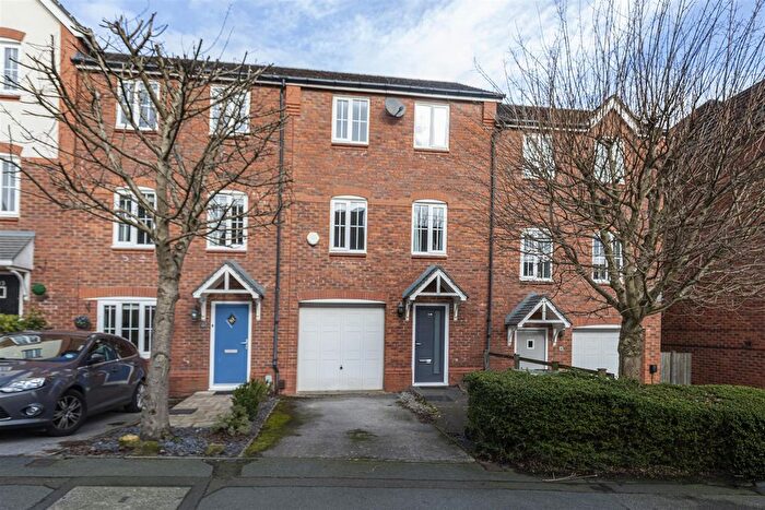 3 Bedroom Town House For Sale In Blackthorn Drive, Huddersfield, HD3