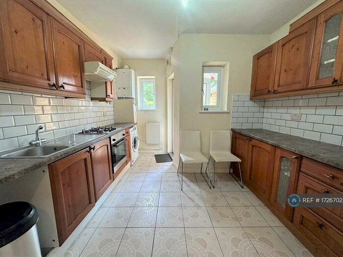 3 Bedroom Flat To Rent In Mascalls Court, London, SE7