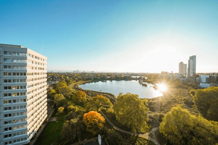 3 Bedroom Flat To Rent In Lincoln Court, Woodberry Down, N16