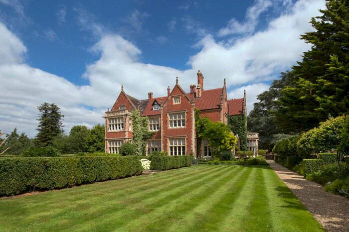 6 Bedroom Semi-Detached House For Sale In Buckland, Faringdon, Oxfordshire, SN7