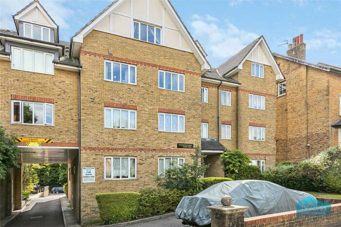 2 Bedroom Apartment To Rent In Coachman Lodge, - Friern Park, North Finchley, London, N12