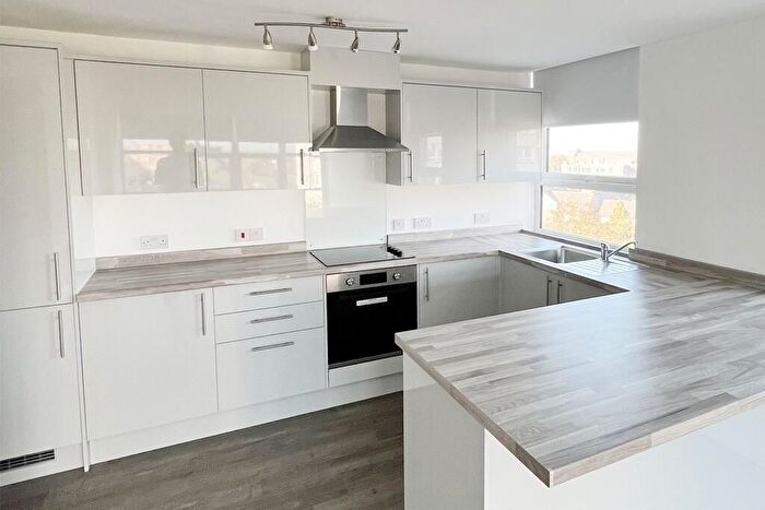 2 Bedroom Flat To Rent In Oldham Road, Manchester, M40