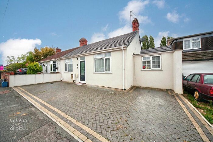 3 Bedroom Semi-Detached Bungalow For Sale In Sowerby Avenue, Luton, Bedfordshire, LU2