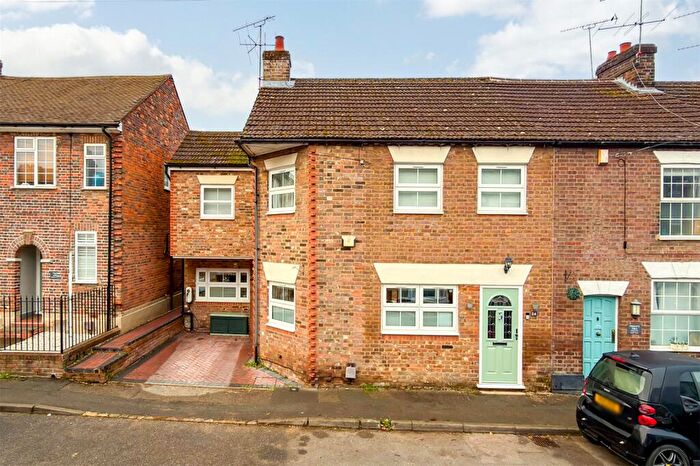 4 Bedroom End Of Terrace House For Sale In Summer Street, Slip End, LU1