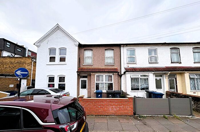 3 Bedroom Terraced House For Sale In Dagmar Road, Southall, UB2