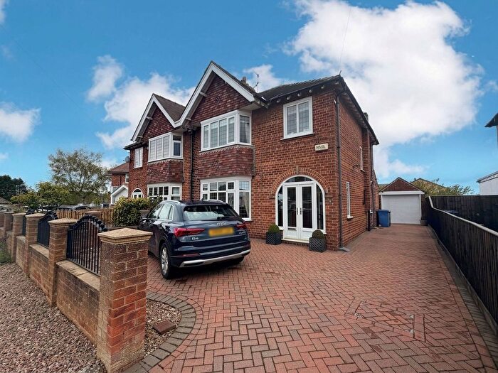 3 Bedroom Semi-Detached House For Sale In The Close, Scarborough, YO12