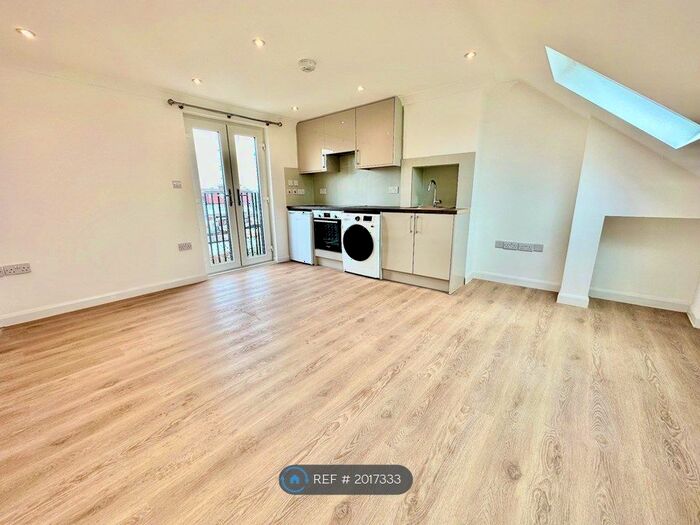 Studio To Rent In Middleton Avenue, Greenford, UB6