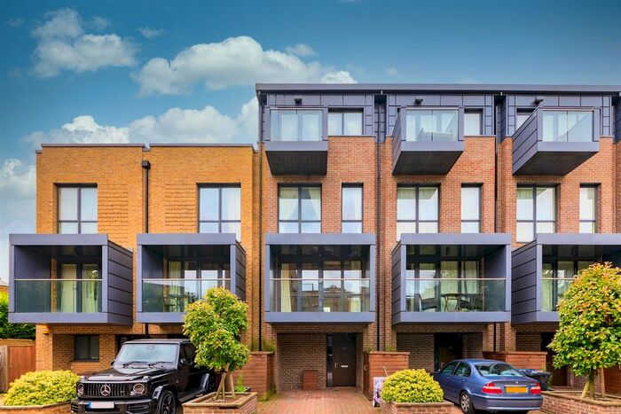 5 Bedroom Property To Rent In Sir Alexander Close, London, W3