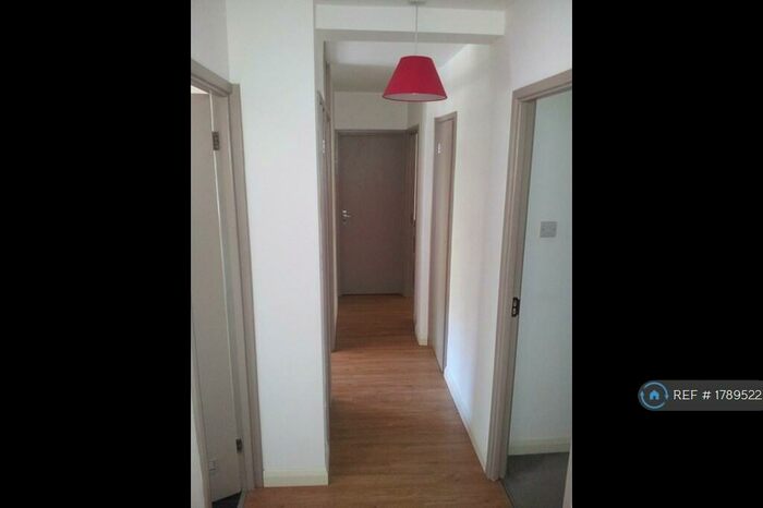 3 Bedroom Flat To Rent In Ethelburga Street, London, SW11