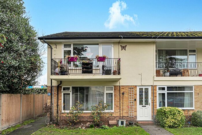 3 Bedroom Maisonette For Sale In Frenchaye, Addlestone, KT15