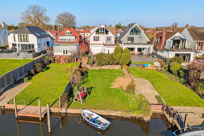 4 Bedroom Detached House For Sale In Dunally Park, Shepperton, TW17