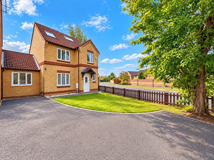 3 Bedroom Link Detached House For Sale In The Belfry, Luton, LU2