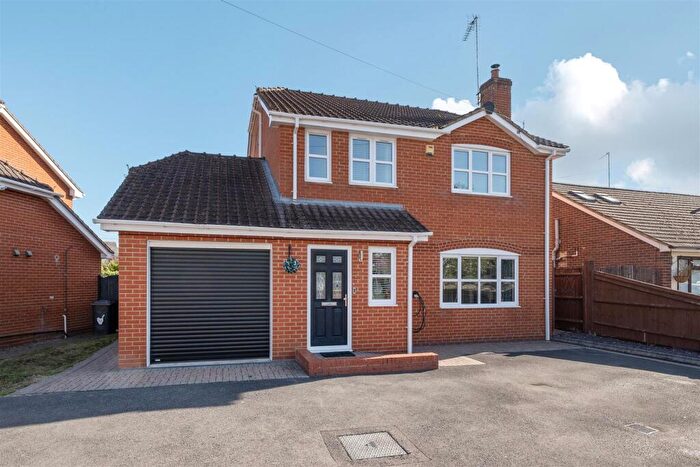 4 Bedroom Detached House For Sale In Frogmore Road, Blackwater, GU17