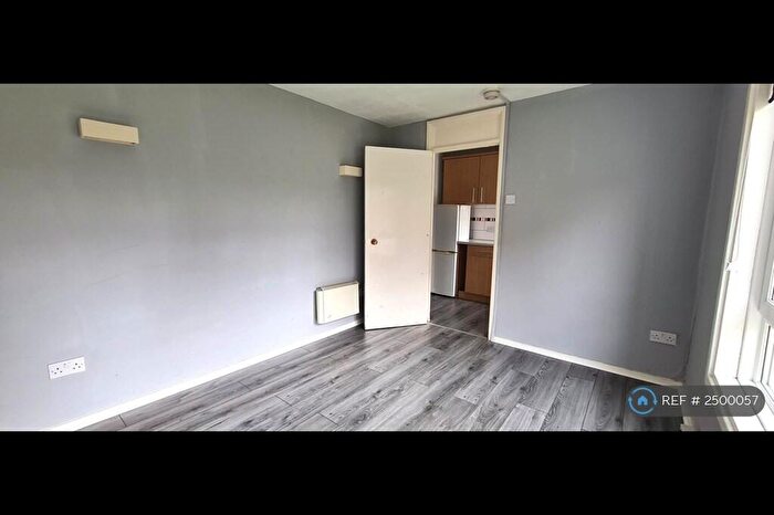2 Bedroom Flat To Rent In Banner Road, Glasgow, G13
