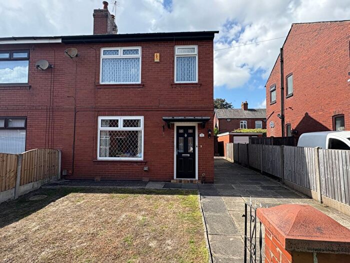 3 Bedroom Semi Detached House For Sale In Thatch Leach, Chadderton, Oldham, OL9