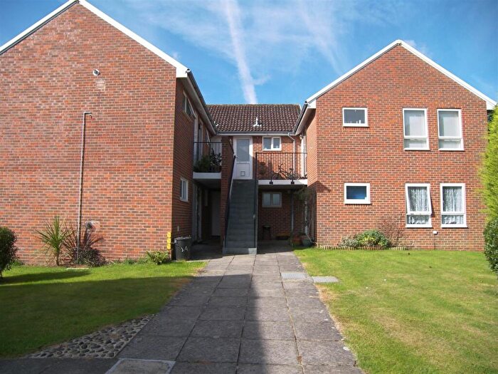 1 Bedroom Flat For Sale In Moggs Mead, Petersfield, GU31