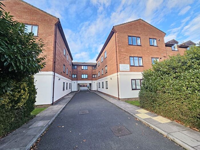 2 Bedroom Flat For Sale In Leicester Road, Barnet, EN5