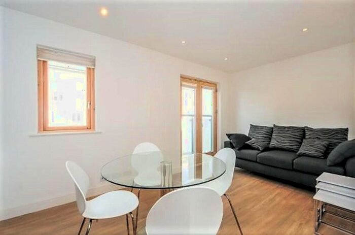 2 Bedroom Apartment To Rent In Leon House, Green Lanes, Palmers Green, London, N13