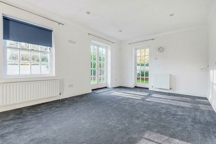 1 Bedroom Property To Rent In Fairmile Avenue, Cobham, KT11