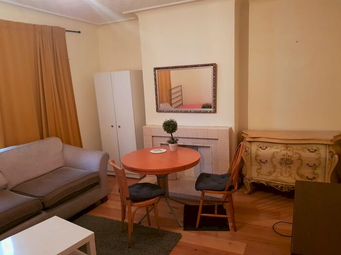 Studio To Rent In Prout Grove, London, NW10