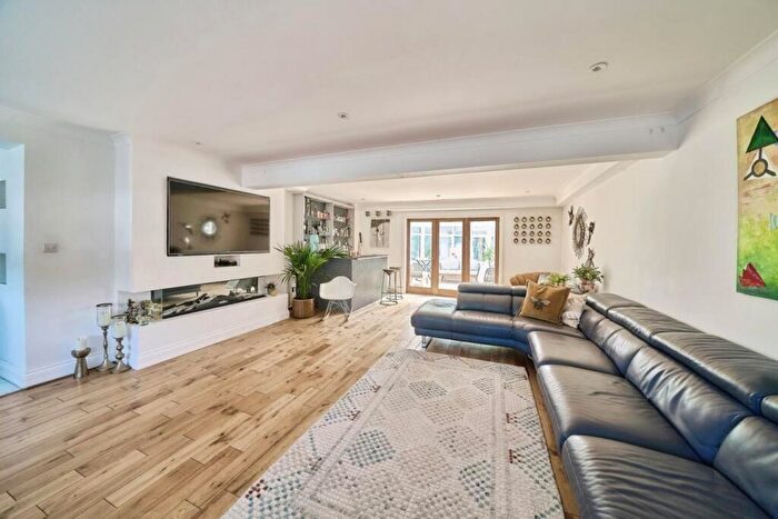 5 Bedroom Detached House For Sale In The Avenue, Staines-Upon-Thames, TW19