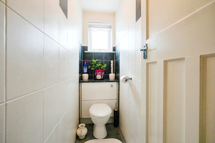 3 Bedroom Terraced House For Sale In Chestnut Grove, Mitcham, CR4