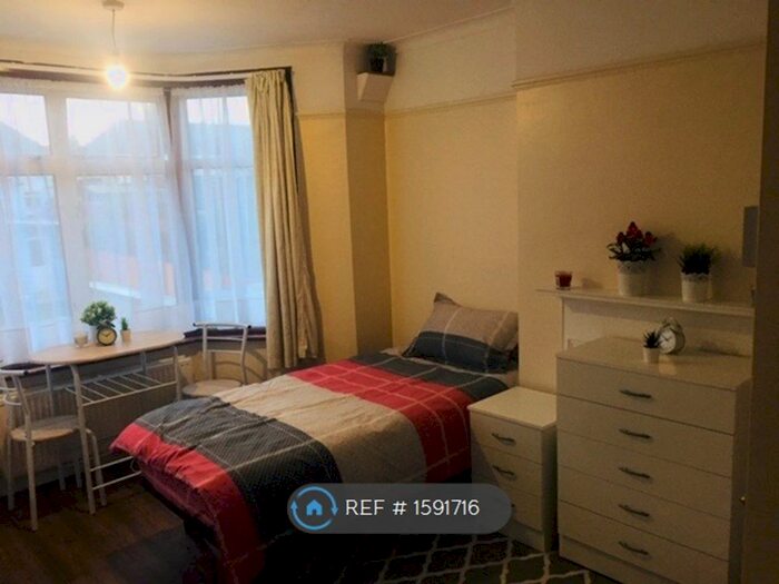 Studio To Rent In Grenoble Gardens, London, N13