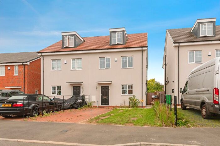 4 Bedroom Semi-Detached House For Sale In Hall Close, Nottingham, NG5