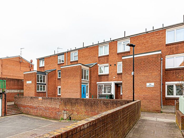 3 Bedroom Flat To Rent In Millard Close, London, N16