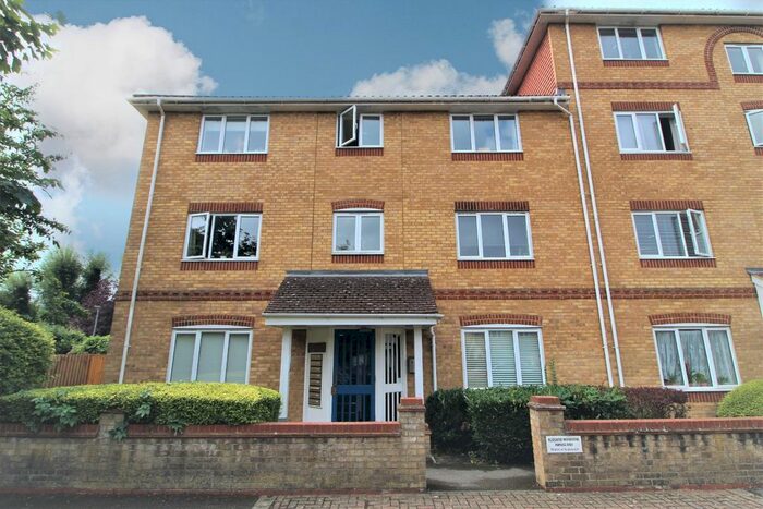 2 Bedroom Flat To Rent In Swan Mead, Hemel Hempstead, Hertfordshire, HP3