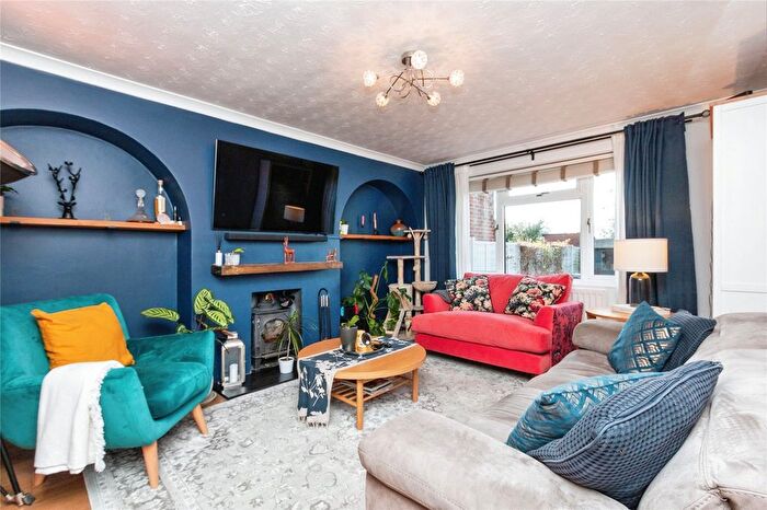 3 Bedroom End Of Terrace House For Sale In Gravelly Close, Tadley, Hampshire, RG26