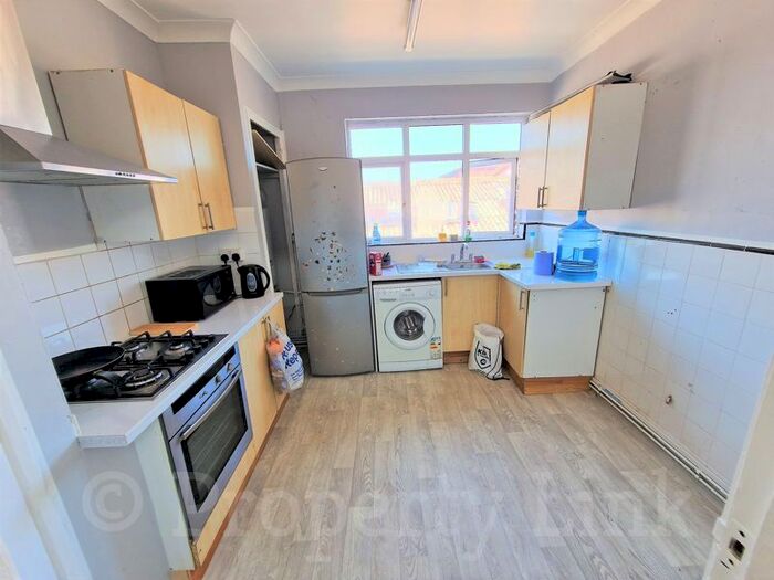2 Bedroom Flat To Rent In New Road, Rainham, RM13