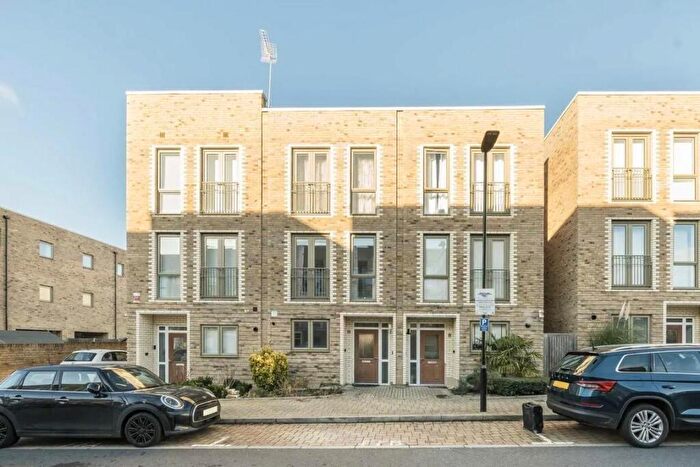 3 Bedroom House For Sale In Edgecumbe Avenue, NW9