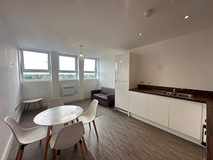 2 Bedroom Flat To Rent In Benbow Street, Sale, M33