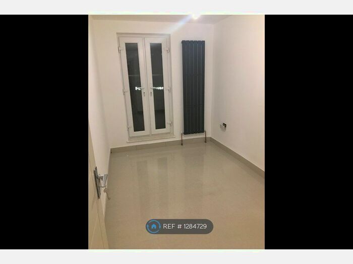 2 Bedroom Flat To Rent In High Street, Grays RM17