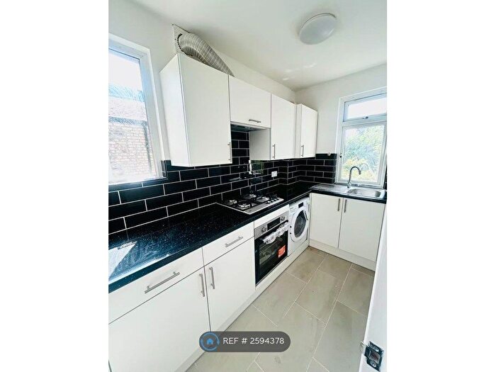 3 Bedroom Flat To Rent In Ravenshurst Avenue, London, NW4