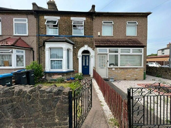 2 Bedroom Maisonette To Rent In Ordnance Road, Enfield, EN3