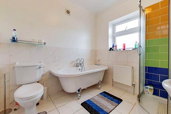 3 Bedroom Detached House For Sale In The Myrke, Slough, SL3