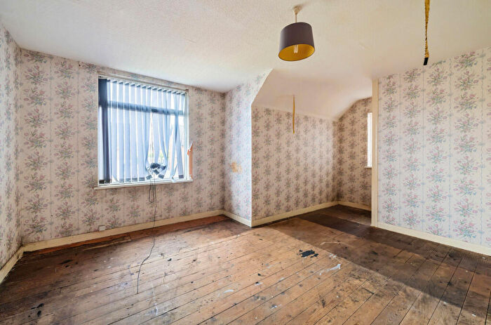 3 Bedroom End Of Terrace House For Sale In Aldbury Road, Warstock, Birmingham, B14