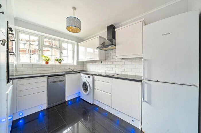 3 Bedroom Apartment To Rent In Grosvenor Court, Burpham, GU4