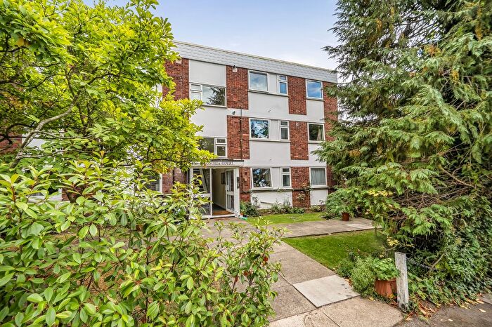 2 Bedroom Flat For Sale In Woodside Grange Road, London, N12