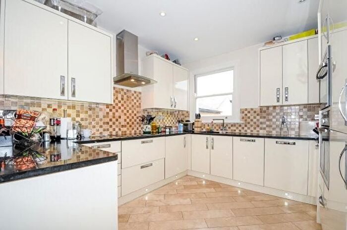 2 Bedroom Flat To Rent In Heyford Avenue, Vauxhall, SW8