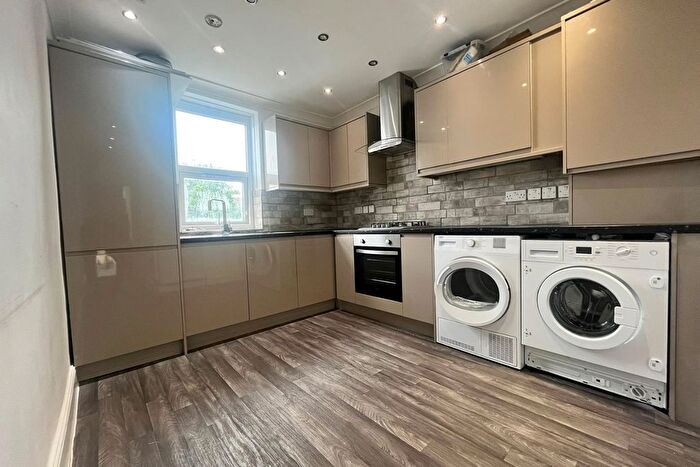 2 Bedroom Flat To Rent In Forest Road, Walthamstow, E17