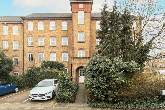 2 Bedroom Flat To Rent In Highfield Close, London, SE13