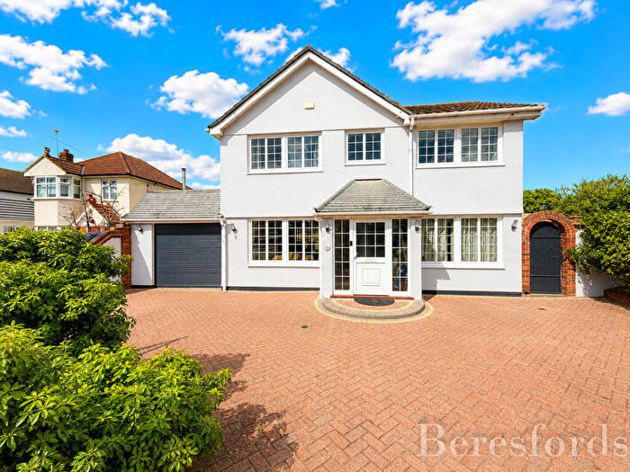 4 Bedroom Detached House For Sale In Parsonage Road, Rainham, RM13