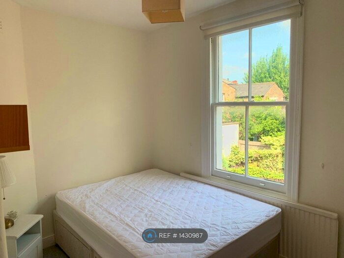 3 Bedroom Flat To Rent In Lynn Road, London, SW12