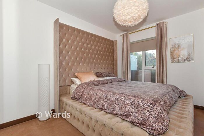 2 Bedroom Flat For Sale In Rosalind Drive, Maidstone, Kent, ME14