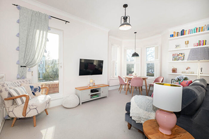 2 Bedroom Flat For Sale In Bedford Hill, London, SW12