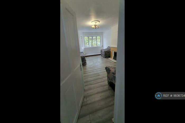 3 Bedroom Flat To Rent In Upper Norwood, London, SE19